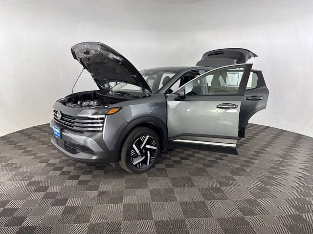 Used 2025 Nissan Kicks SV image 13