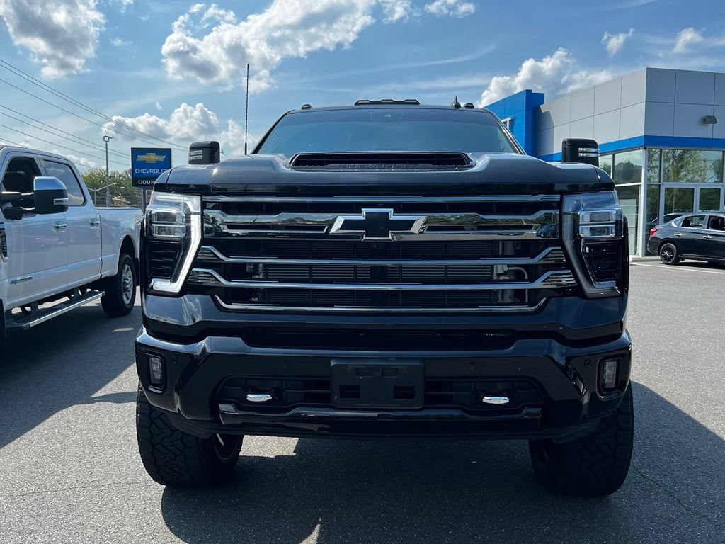 Used 2024 Chevrolet Silverado 2500 High Country w/ High Country Premium Package AWD/4WD image 2