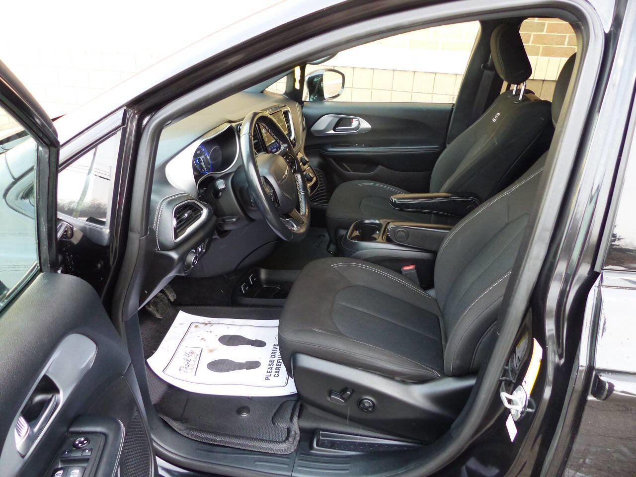 Used 2021 Chrysler Pacifica Touring w/ Uconnect Theater Family Group image 20