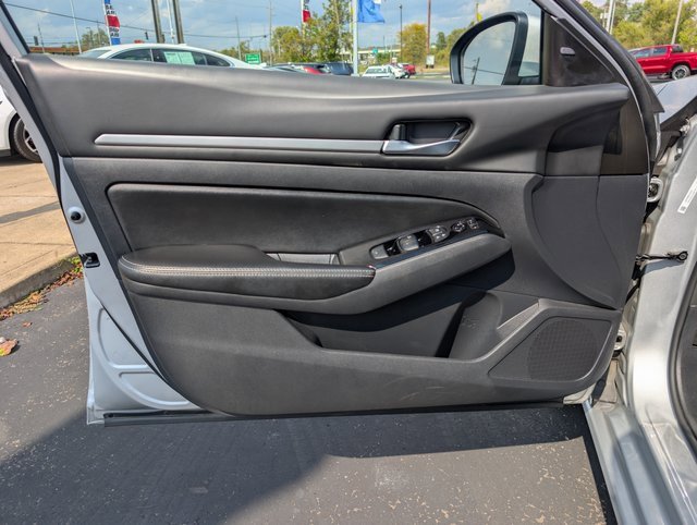 Used 2023 Nissan Altima 2.5 SV image 9