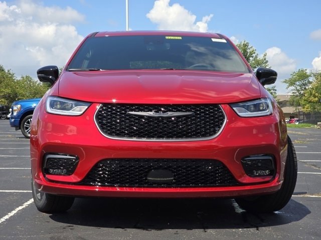 New 2026 Chrysler Pacifica Select image 2