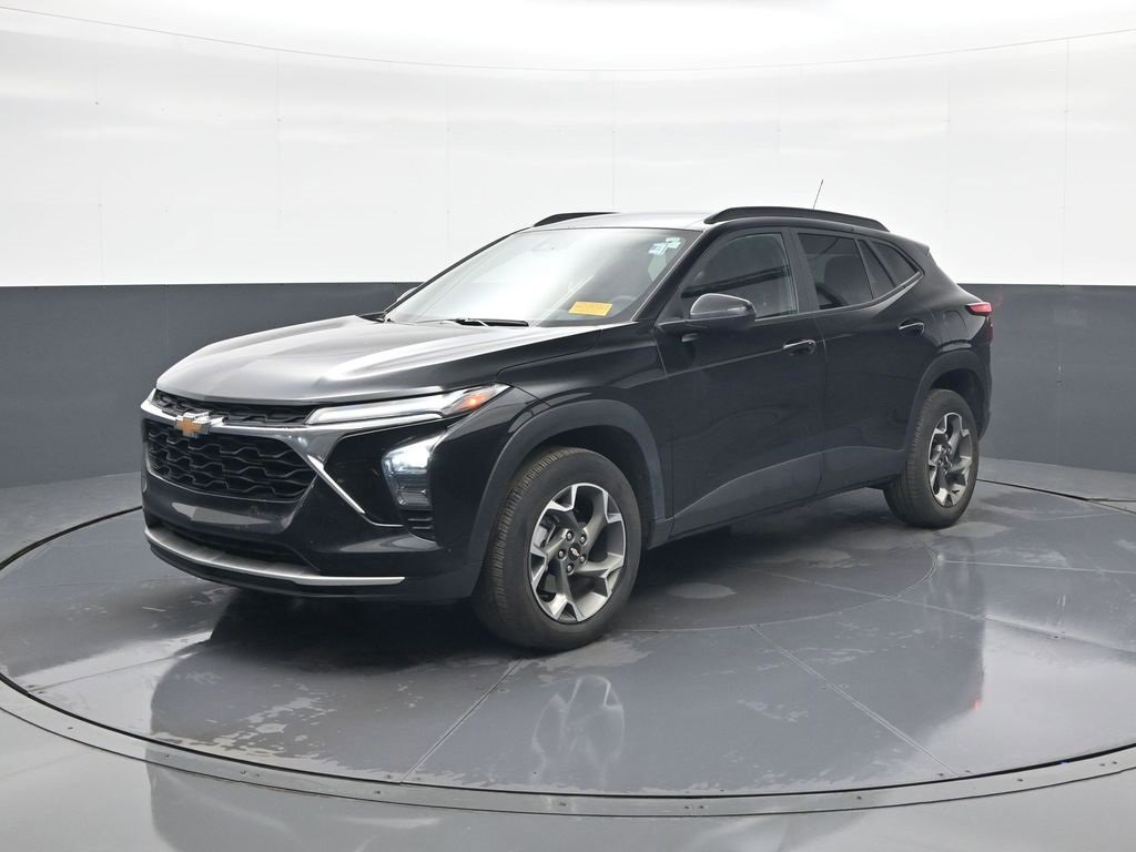 Used 2024 Chevrolet Trax LT w/ LT Convenience Package image 3