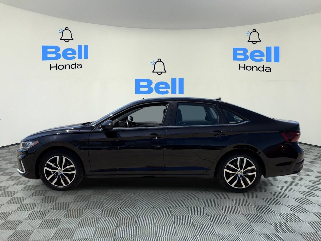 Used 2025 Volkswagen Jetta SE FWD image 2