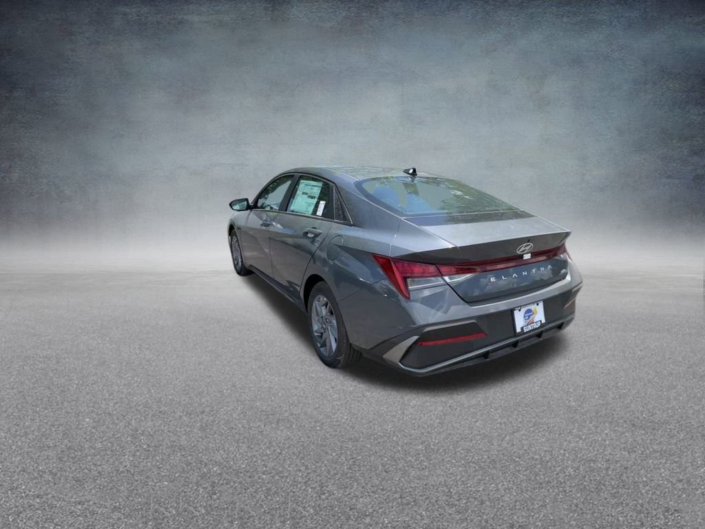 Used 2025 Hyundai Elantra Blue image 18