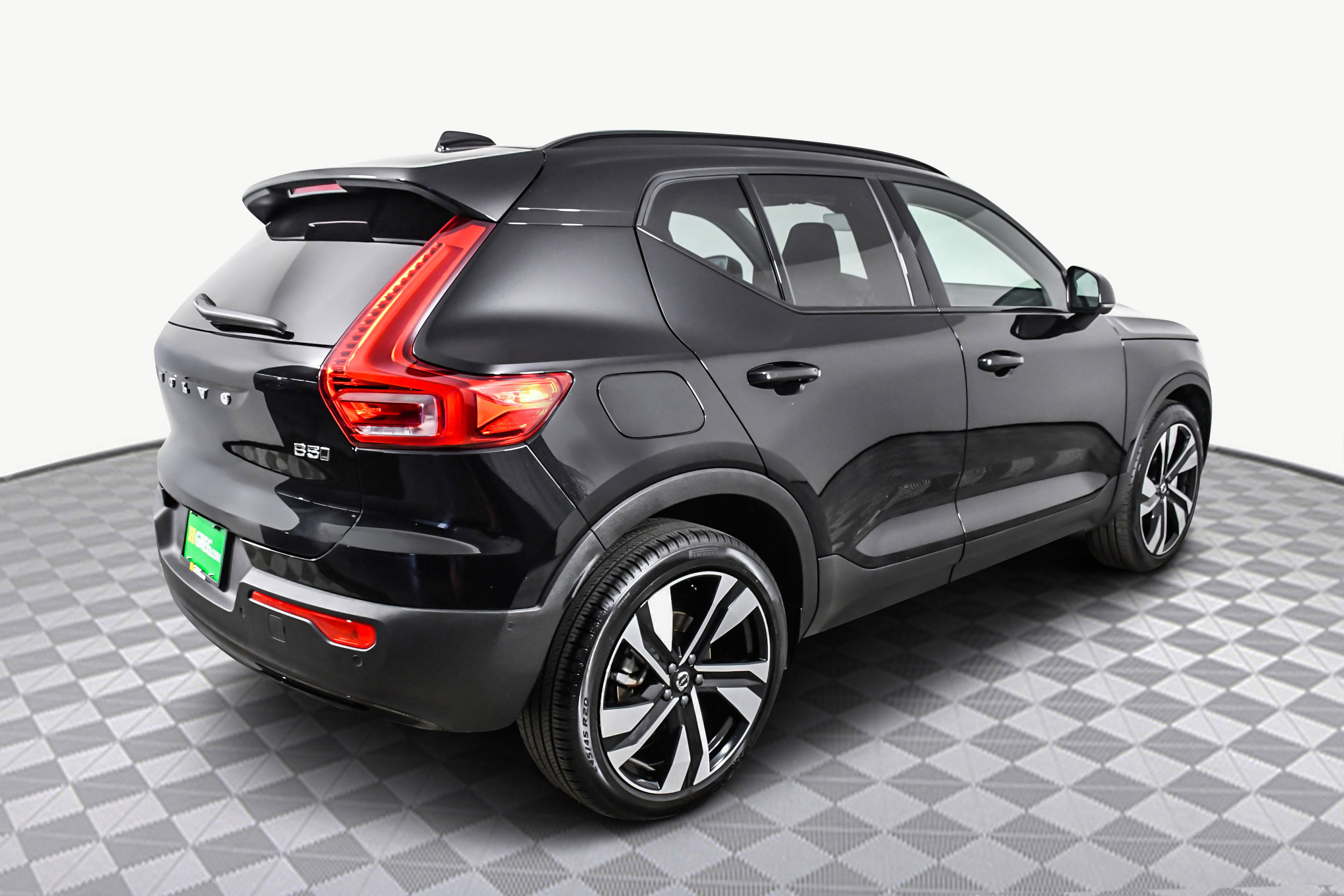 Used 2025 Volvo XC40 B5 Plus image 8