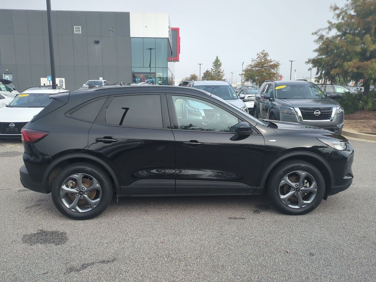 Used 2025 Ford Escape ST-Line Select AWD/4WD image 2