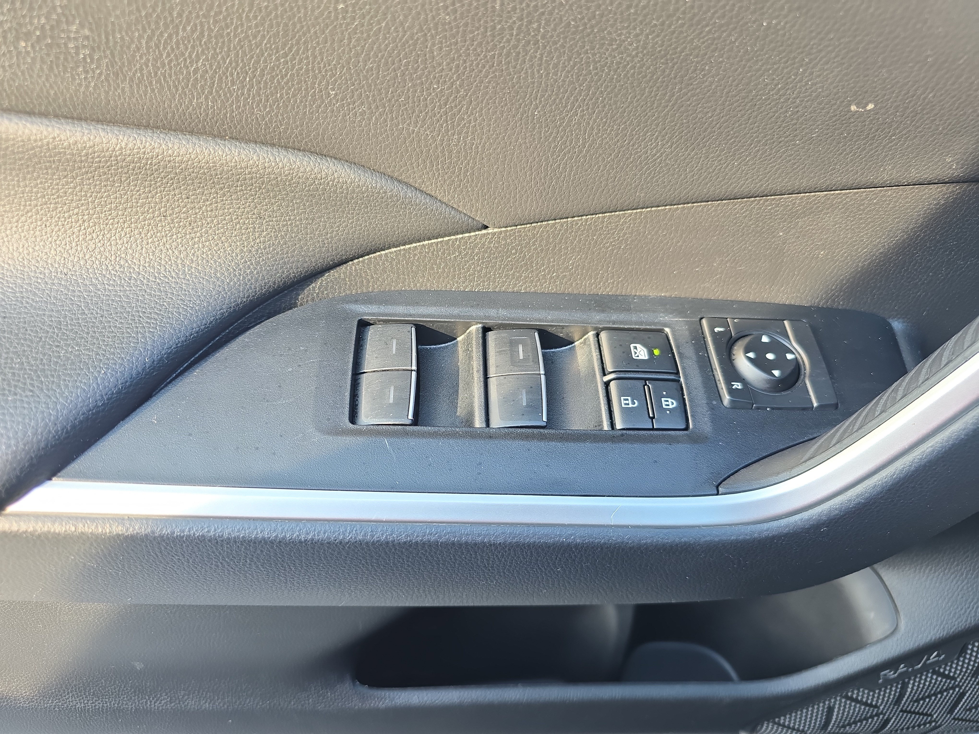 Used 2025 Toyota RAV4 XLE FWD image 25