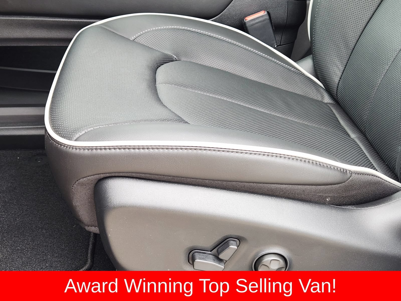New 2026 Chrysler Pacifica Limited w/ Uconnect Theater Family Group FWD image 33