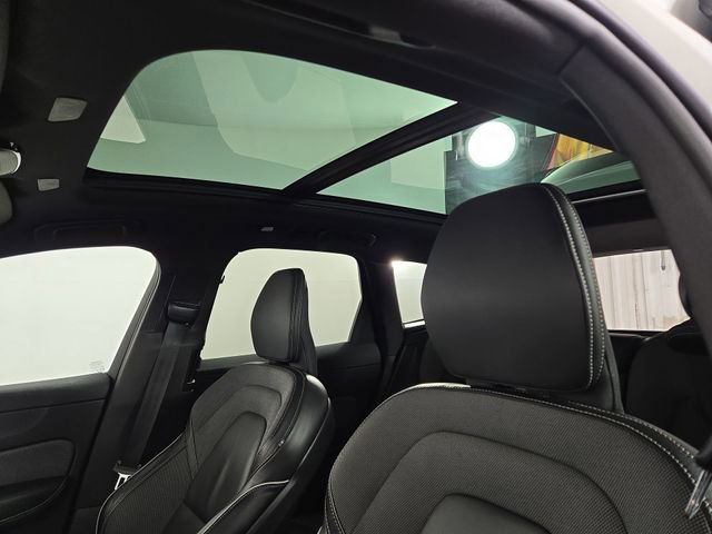 Used 2022 Volvo XC60 T8 R-Design w/ Advanced Package AWD/4WD image 29
