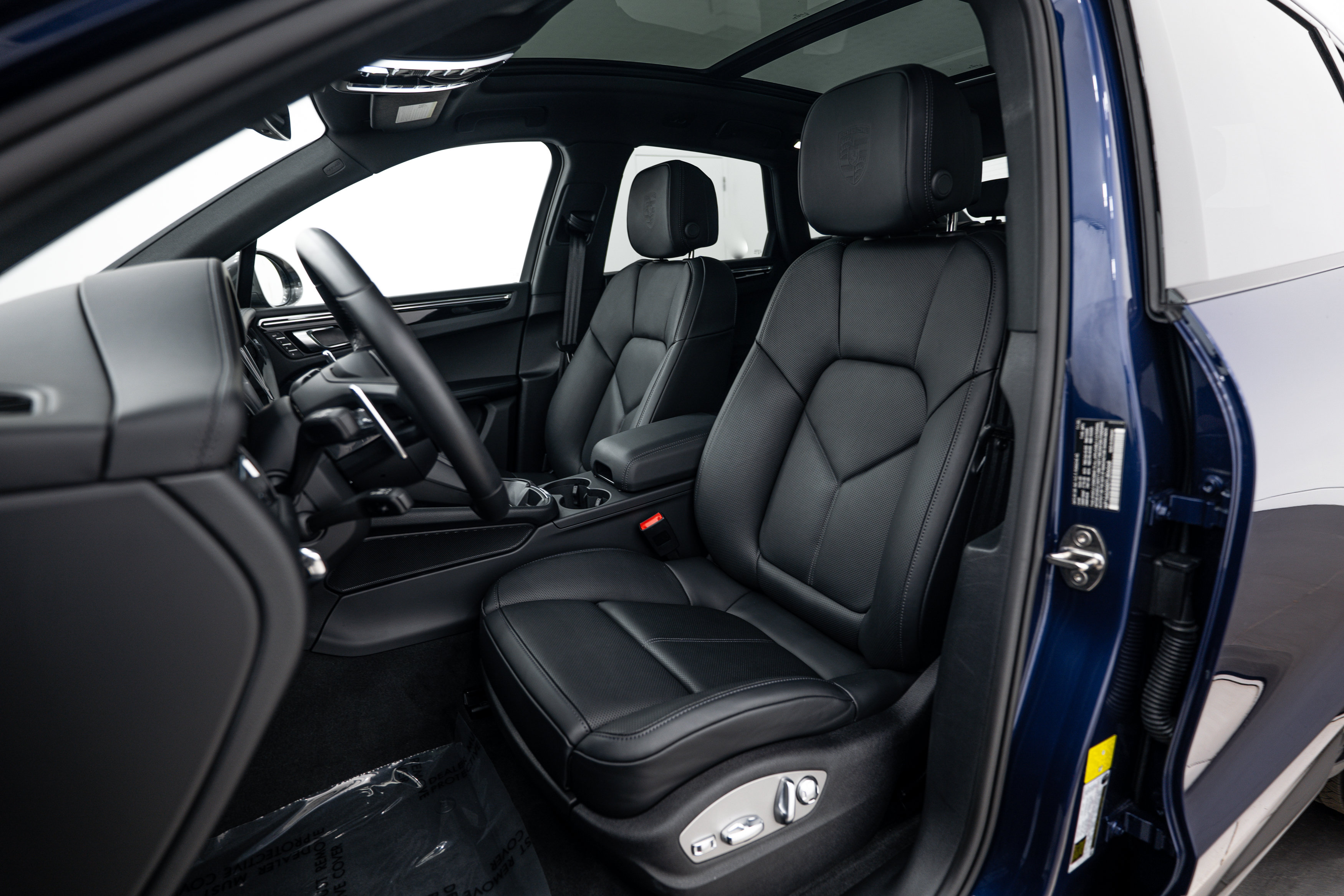 Certified 2026 Porsche Macan Turbo AWD/4WD image 5