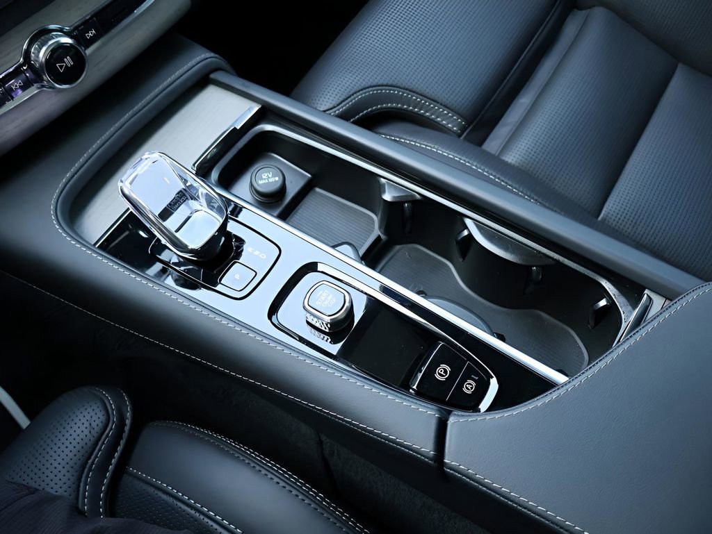 Used 2025 Volvo XC90 B6 Ultra w/ Protection Package Premier image 28