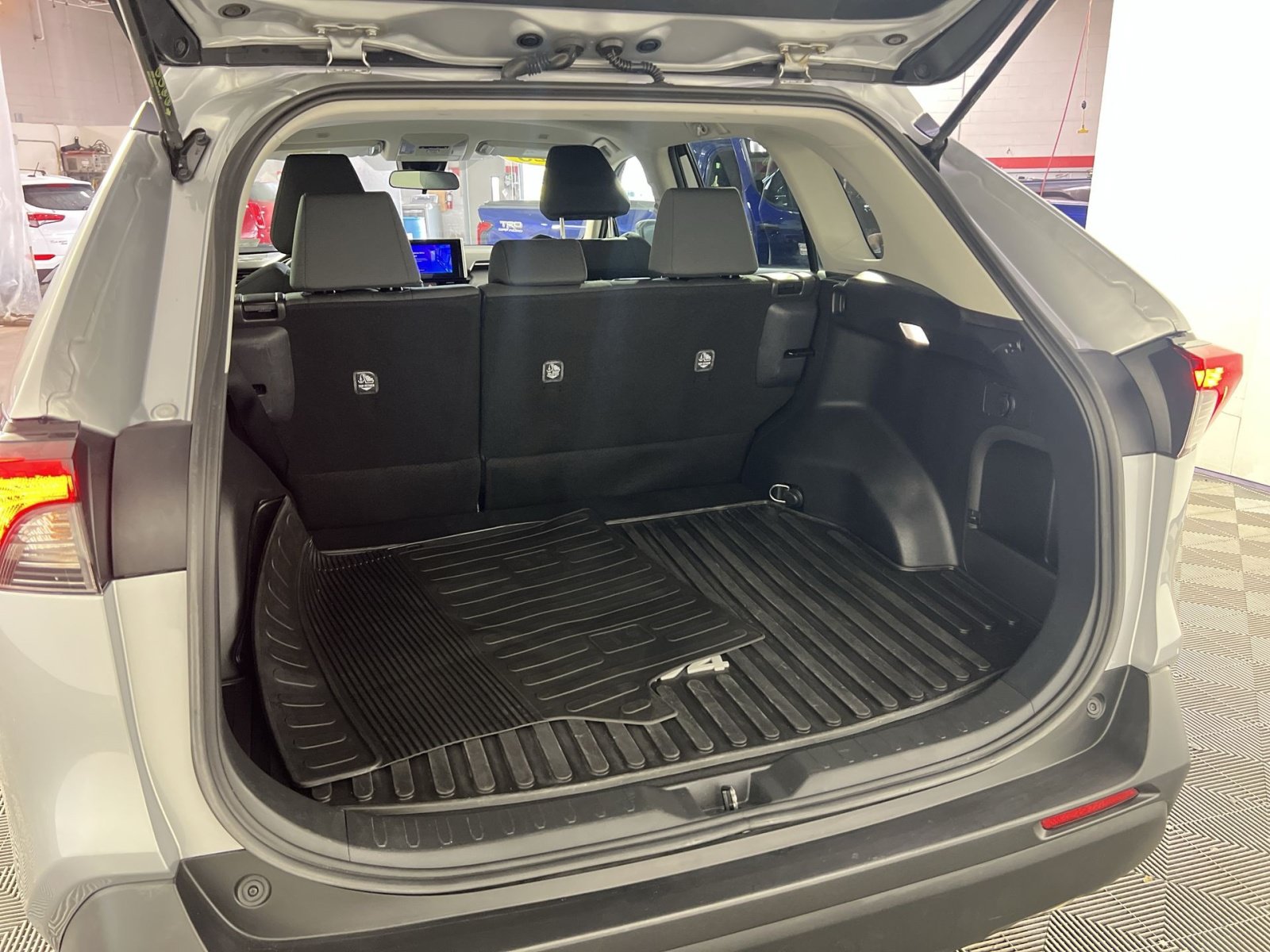 Used 2025 Toyota RAV4 XLE AWD/4WD image 25