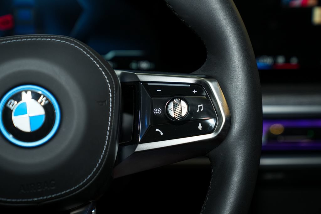 Used 2025 BMW i7 xDrive60 AWD/4WD image 35