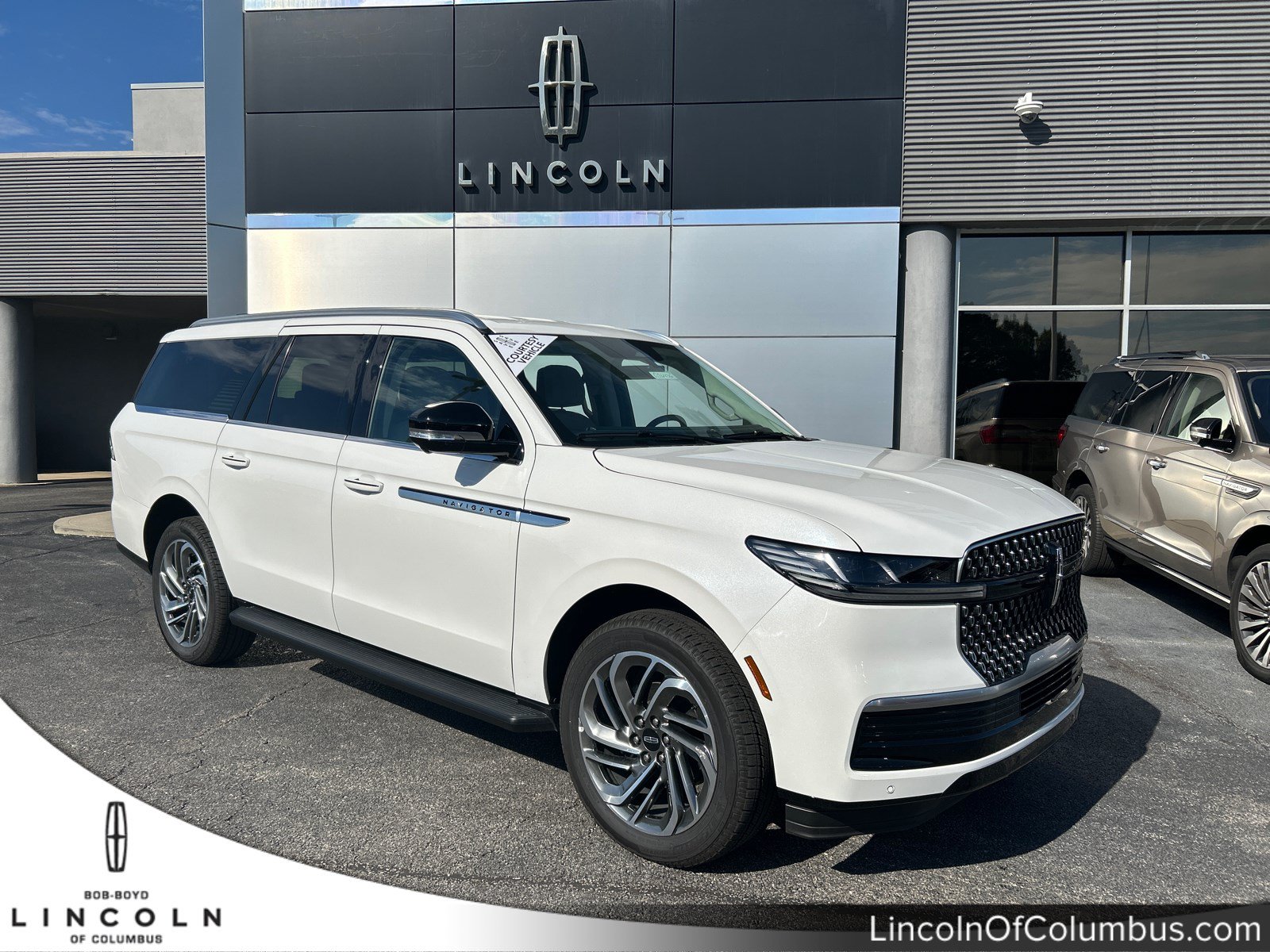 New 2026 Lincoln Navigator L Premier AWD/4WD image 1