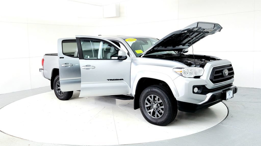 Certified 2022 Toyota Tacoma SR5 AWD/4WD image 12