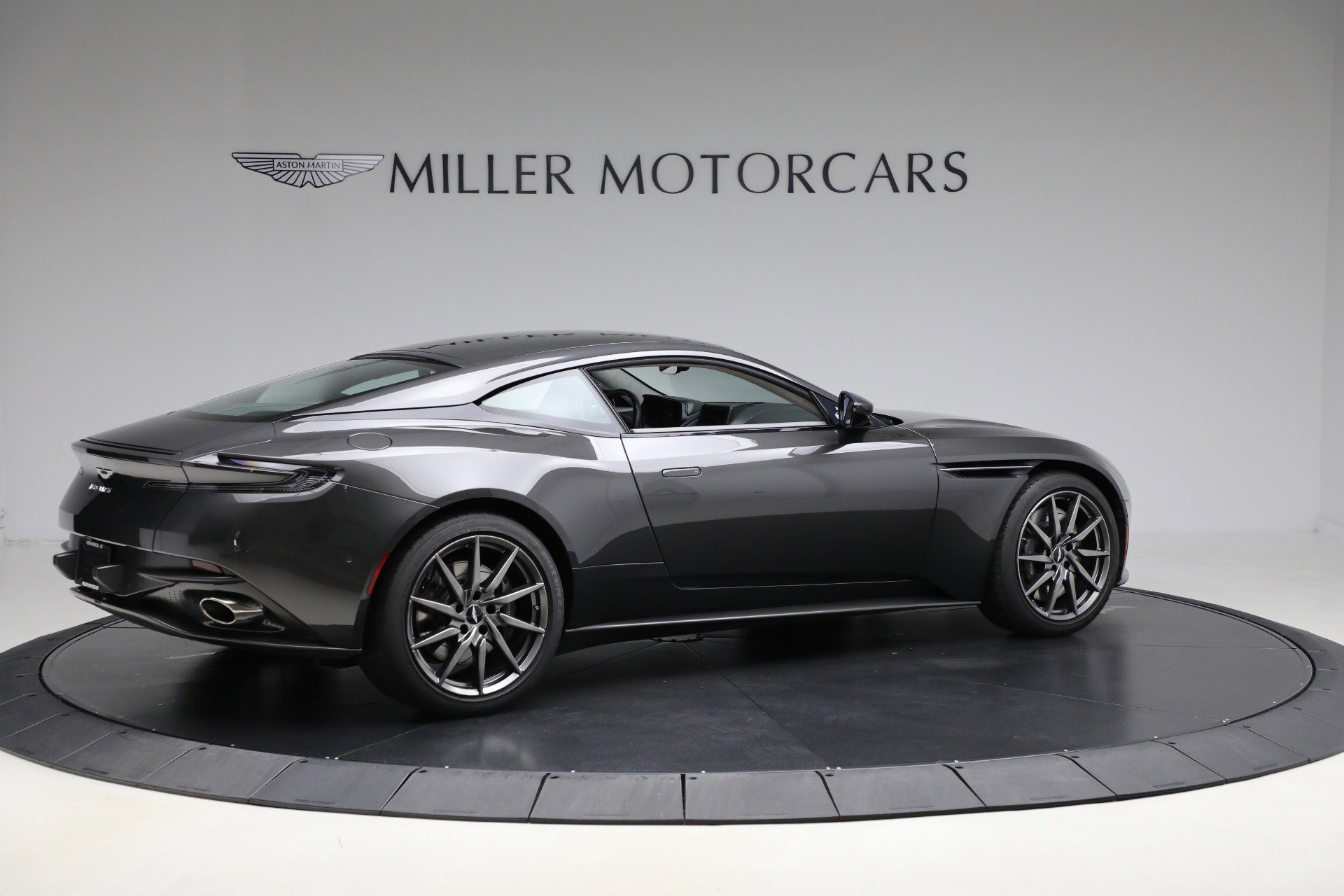 Used 2019 Aston Martin DB11 V8 image 8
