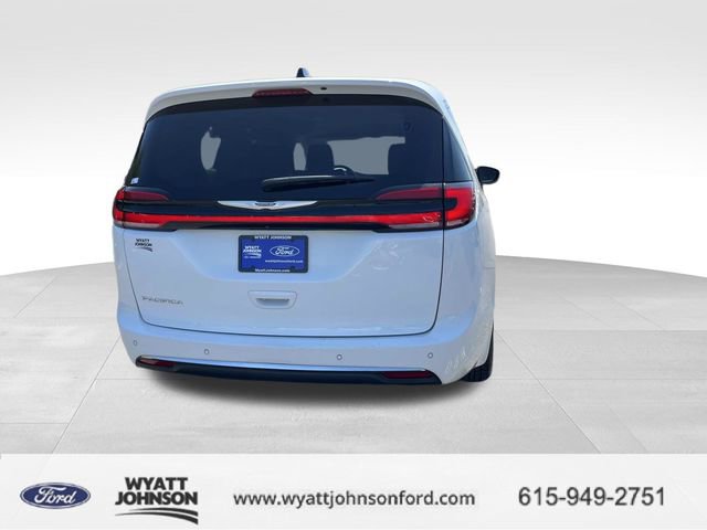 Used 2023 Chrysler Pacifica Touring-L image 4