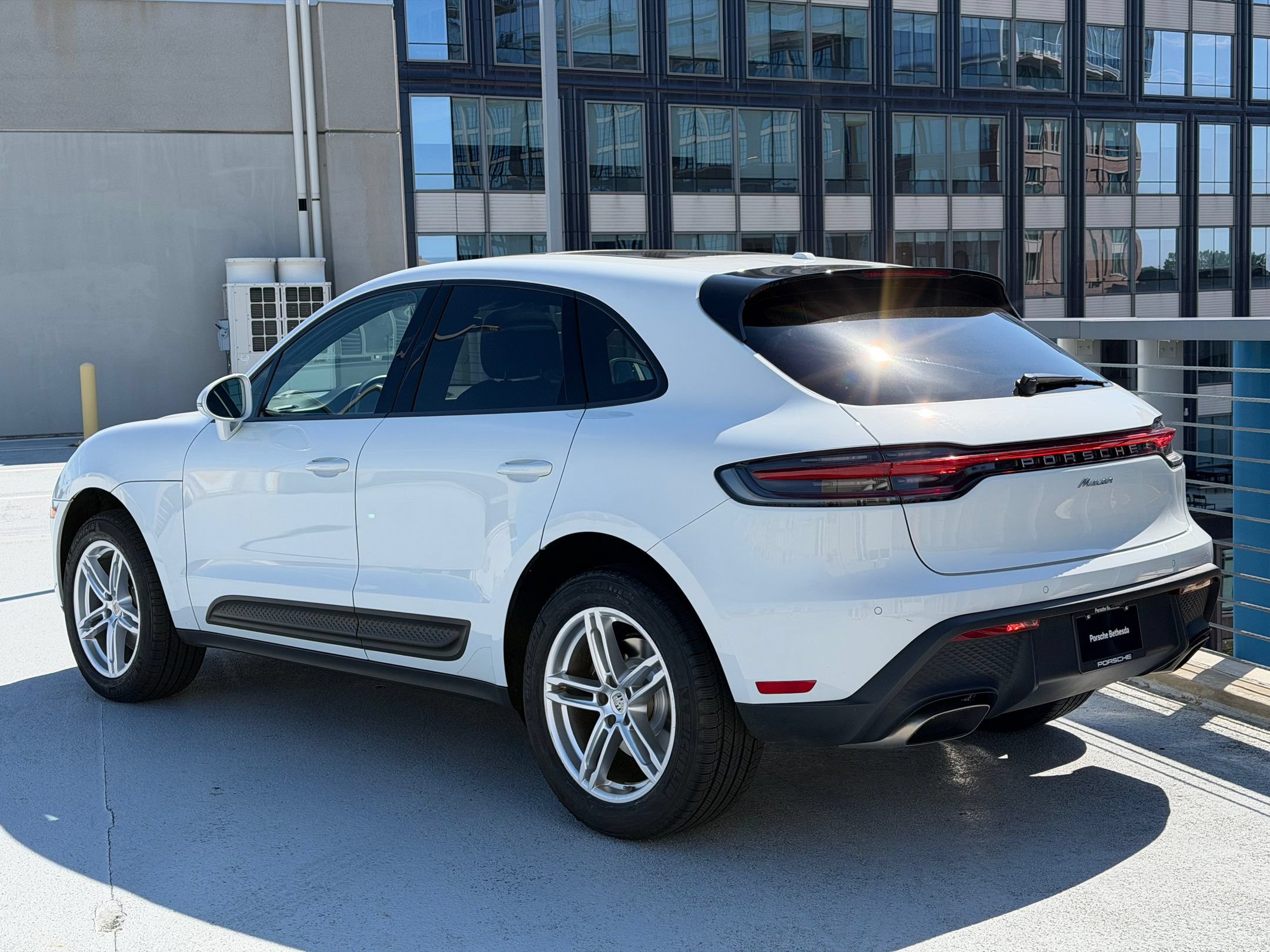 Certified 2023 Porsche Macan AWD/4WD image 3