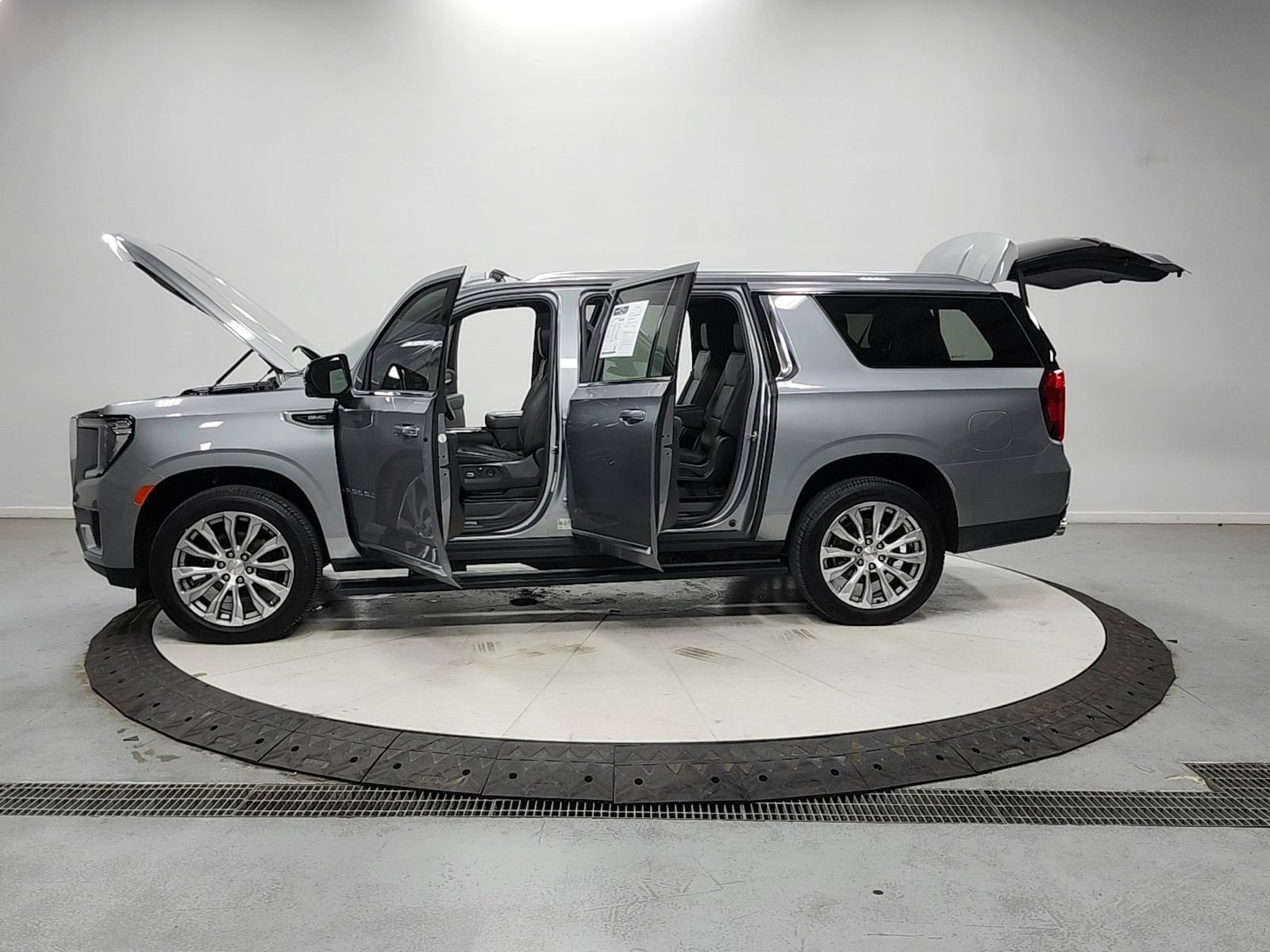 Used 2023 GMC Yukon XL Denali RWD image 12