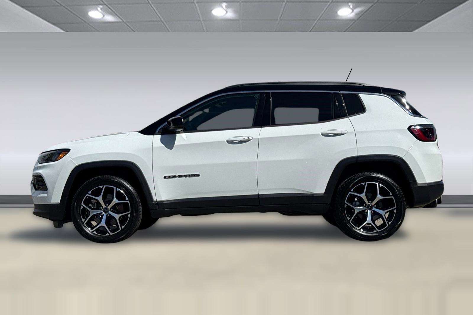 Used 2025 Jeep Compass Limited AWD/4WD image 2