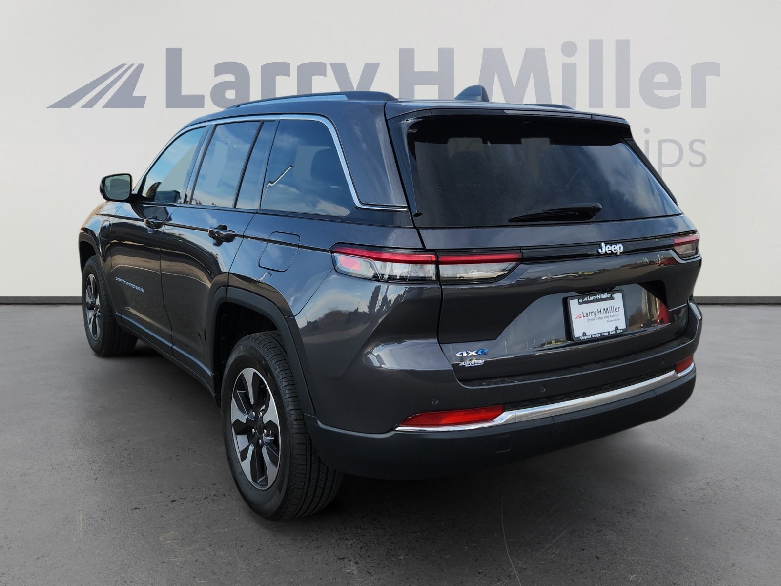 Used 2023 Jeep Grand Cherokee 4WD 4xe image 4