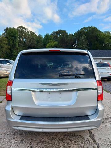Used 2011 Chrysler Town & Country Touring-L w/ Entertainment Group #2 FWD image 4