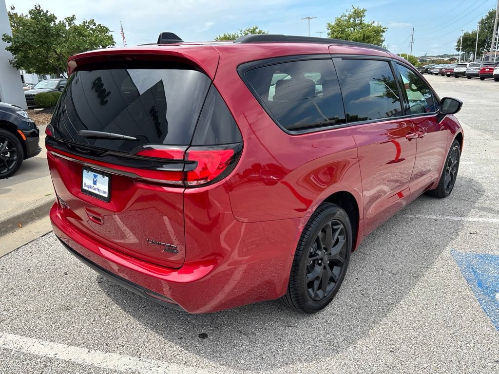 New 2027 Chrysler Pacifica Limited w/ Family Tech Group AWD/4WD image 12