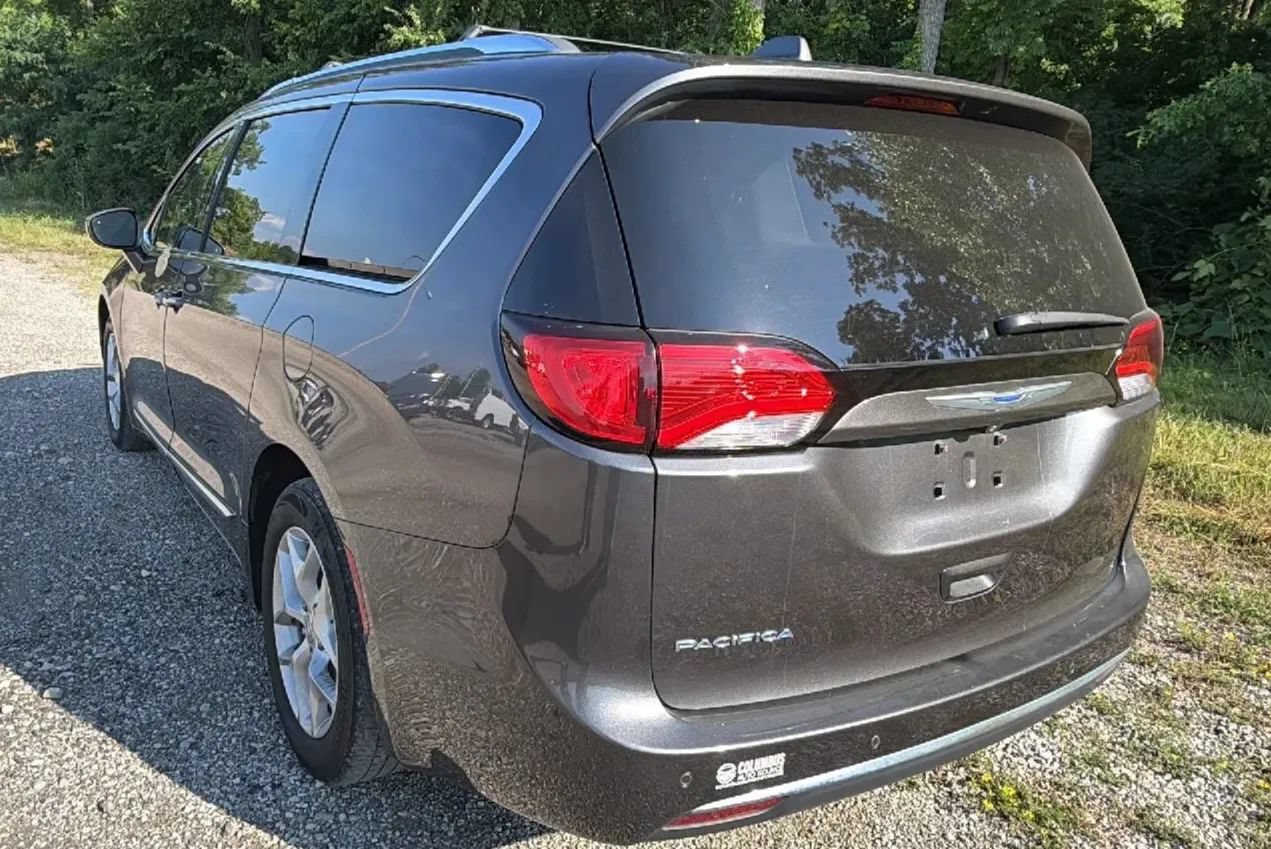 Used 2018 Chrysler Pacifica Touring-L w/ Tire & Wheel Group FWD image 9