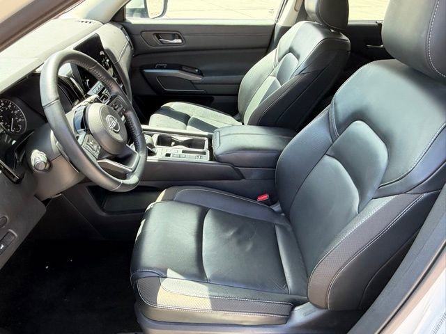 Used 2023 Nissan Pathfinder SL w/ Black Appearance Package image 11