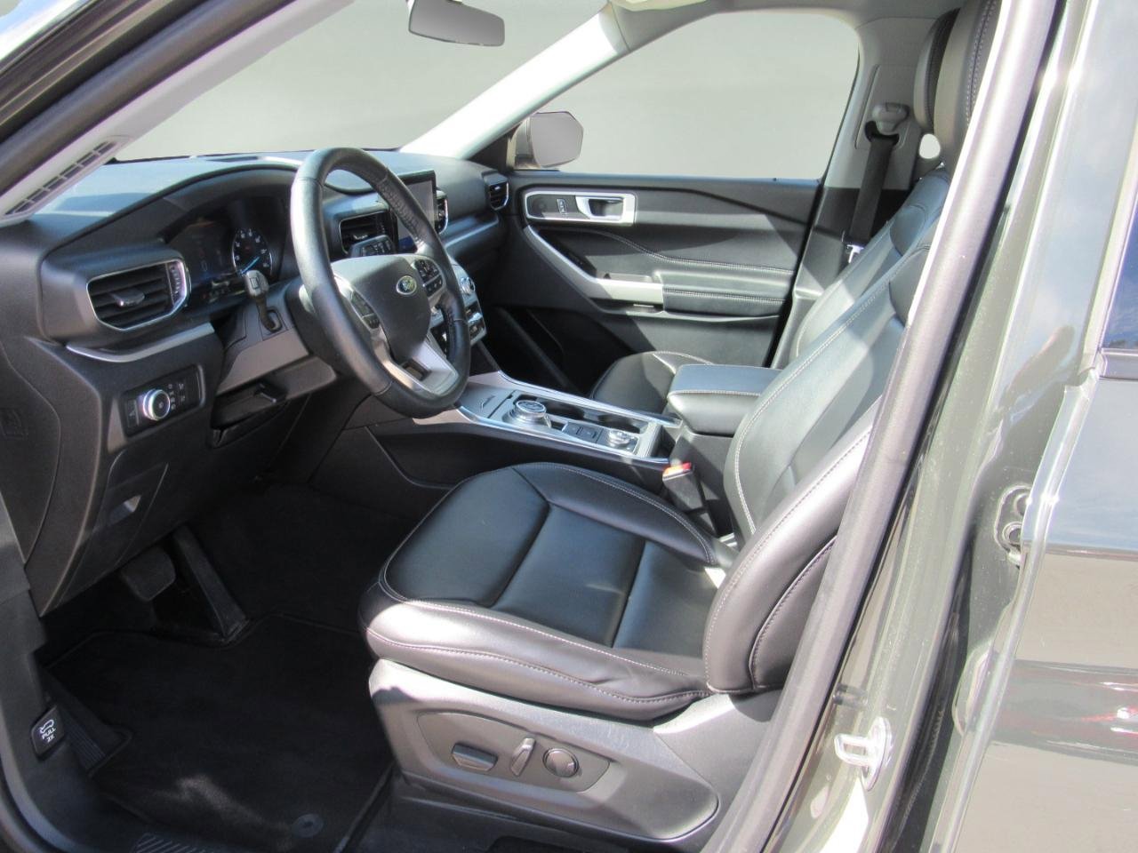 Used 2022 Ford Explorer XLT w/ Equipment Group 202A image 13