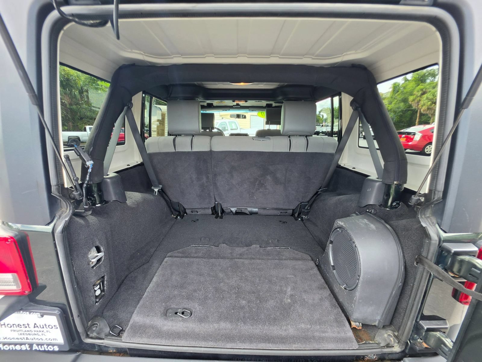 Used 2010 Jeep Wrangler Unlimited Rubicon w/ Dual Top Group AWD/4WD image 17