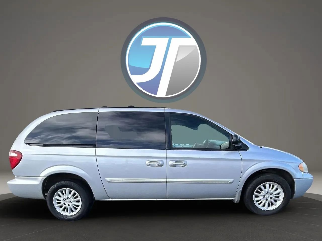 Used 2004 Chrysler Town & Country Touring FWD image 4