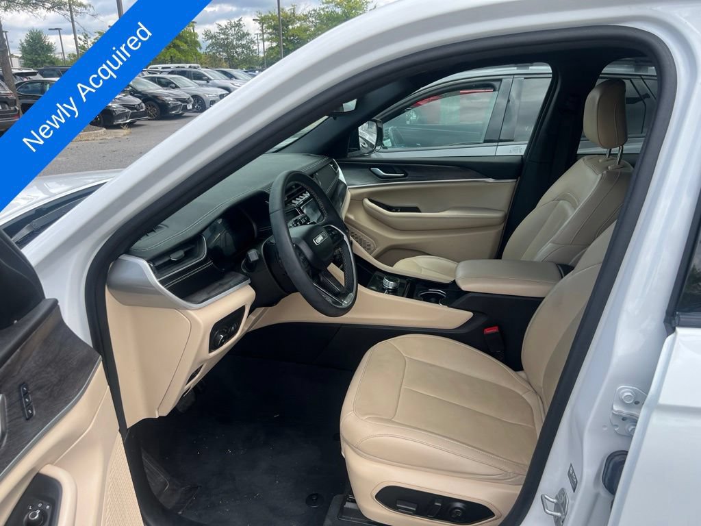 Used 2023 Jeep Grand Cherokee Limited AWD/4WD image 3