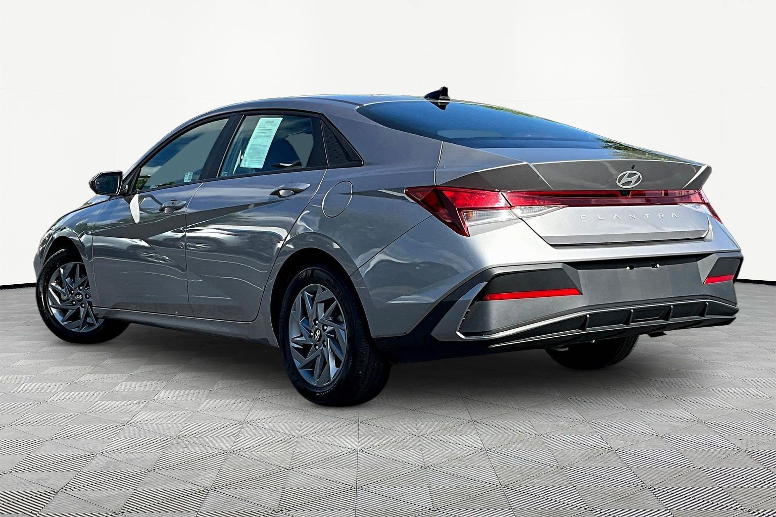 Used 2024 Hyundai Elantra SEL FWD image 4