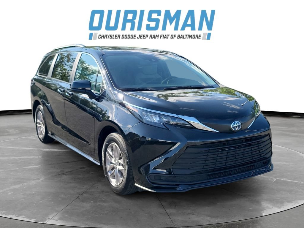 Used 2025 Toyota Sienna LE w/ LE Plus Package FWD image 1