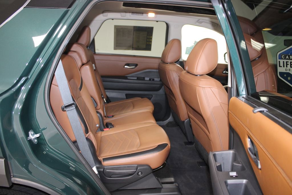 Used 2024 Nissan Pathfinder Platinum w/ Cargo Package image 33