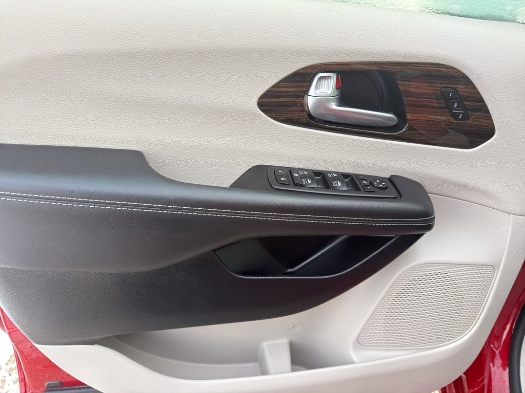 Used 2024 Chrysler Pacifica Limited image 12