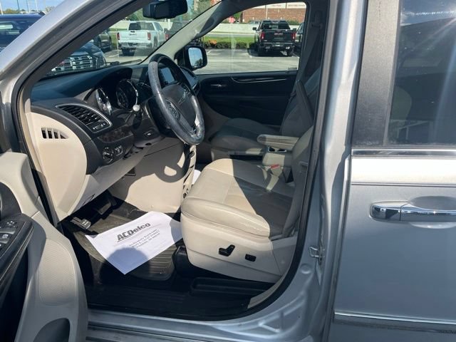 Used 2012 Chrysler Town & Country Touring-L w/ Entertainment Group #2 FWD image 18