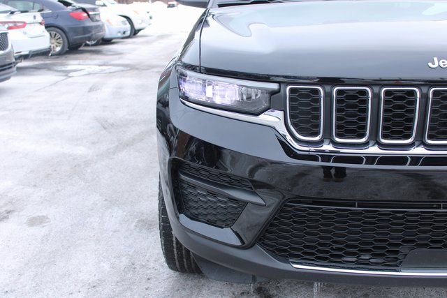Used 2025 Jeep Grand Cherokee Laredo w/ Luxury Tech Group I AWD/4WD image 40