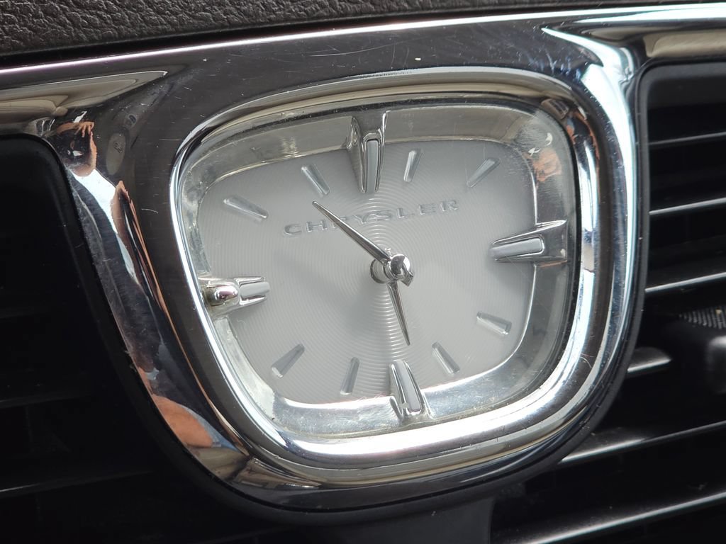 Used 2016 Chrysler Town & Country Touring FWD image 19