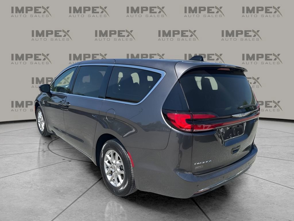 Used 2023 Chrysler Pacifica Touring-L image 3