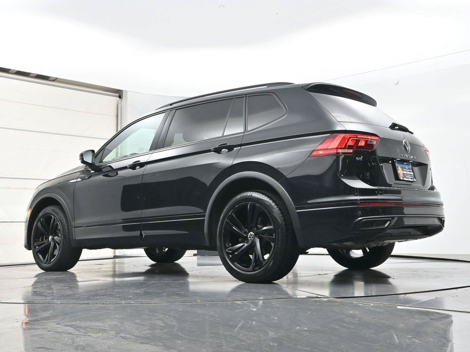 Used 2023 Volkswagen Tiguan SE R-Line AWD/4WD image 30