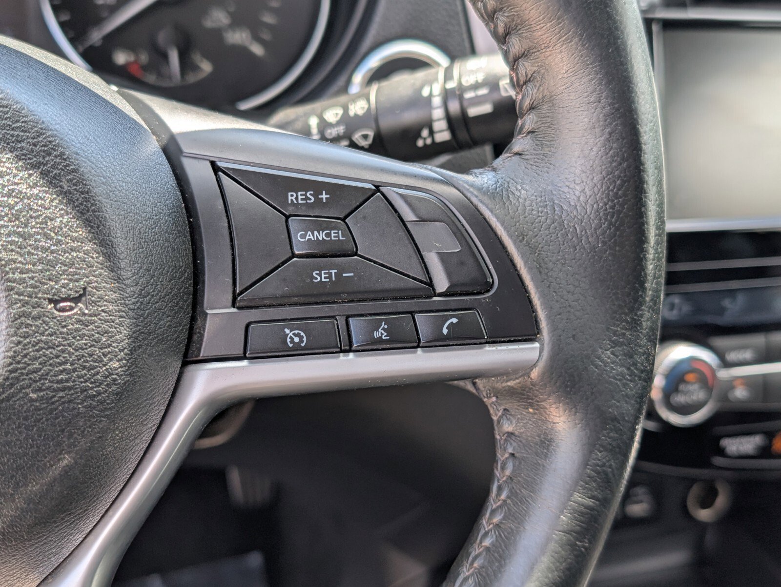 Used 2018 Nissan Rogue SV image 35