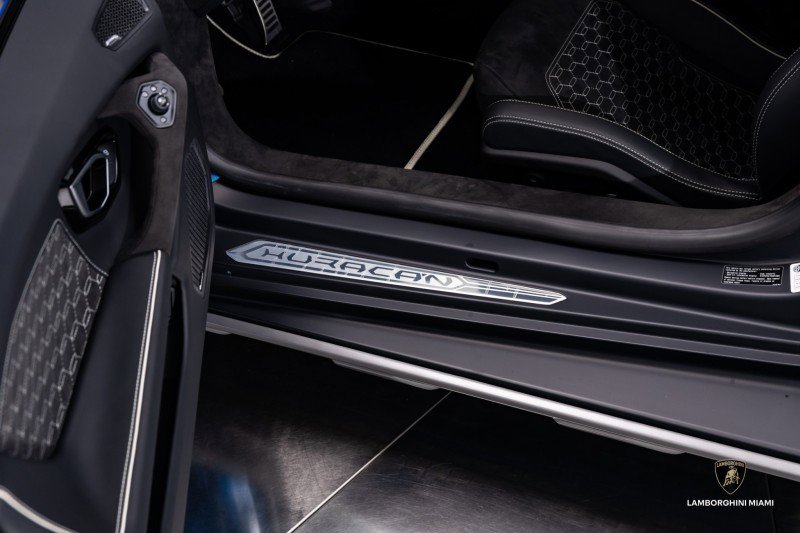 Used 2024 Lamborghini Huracan Sterrato image 32