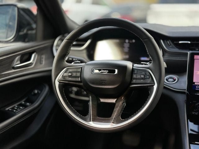 Used 2025 Jeep Grand Cherokee Limited AWD/4WD image 17
