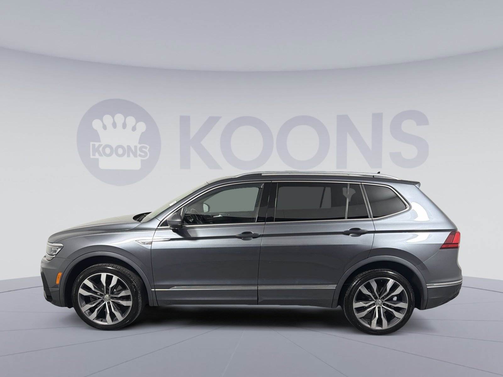 Used 2021 Volkswagen Tiguan SEL Premium R-Line image 2