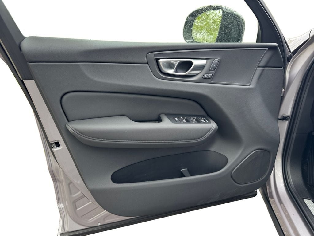 New 2026 Volvo XC60 B5 Plus w/ Protection Package Premier AWD/4WD image 9