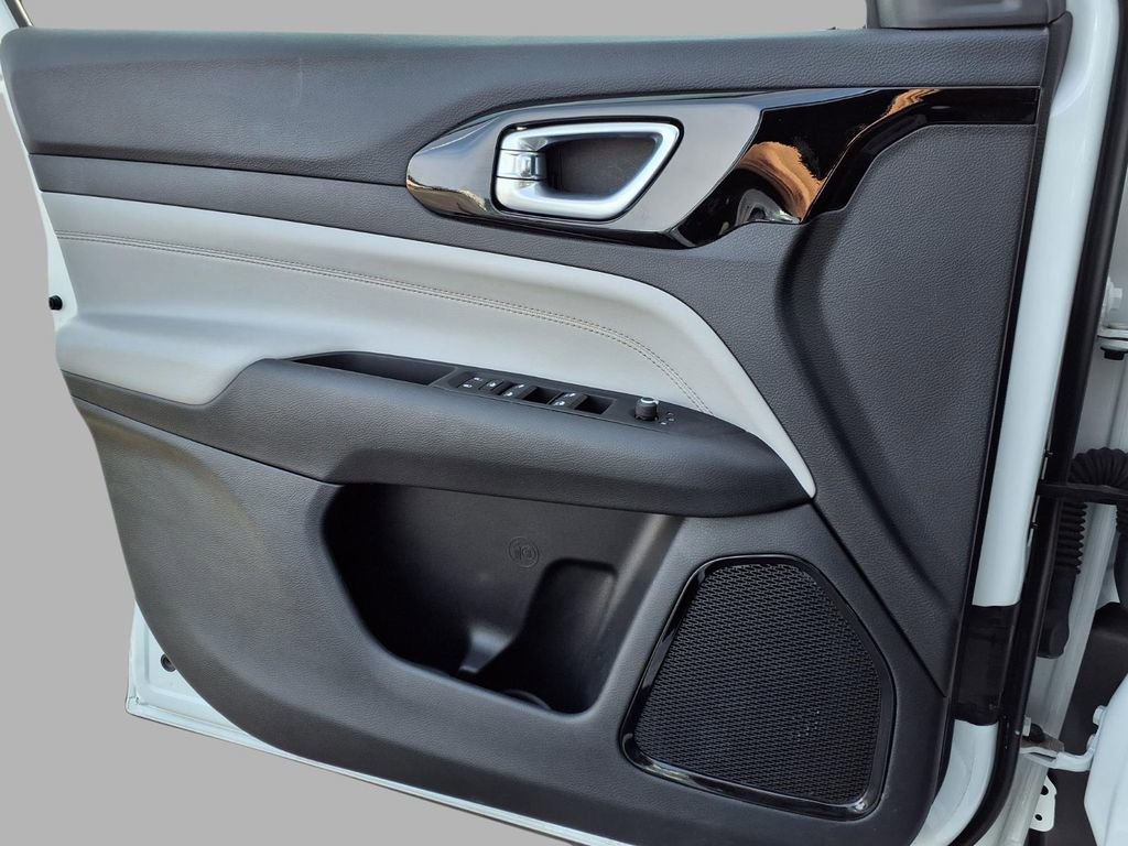 Used 2025 Jeep Compass Limited image 18