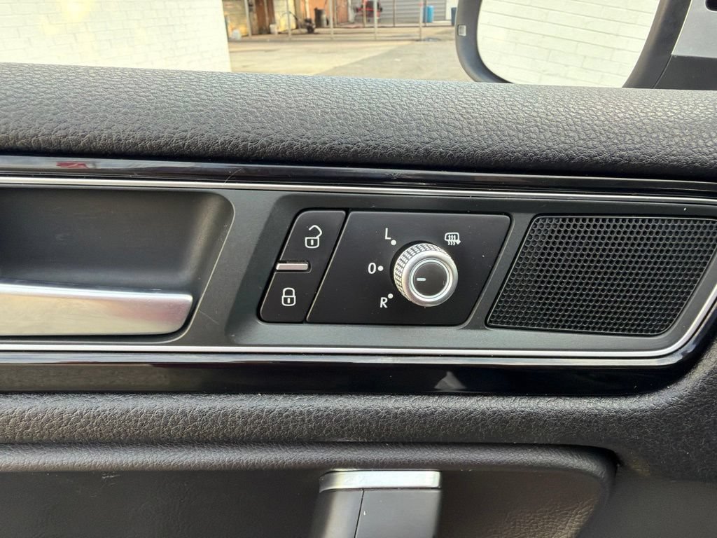 Used 2016 Volkswagen Touareg TDI w/ Technology Pkg AWD/4WD image 28