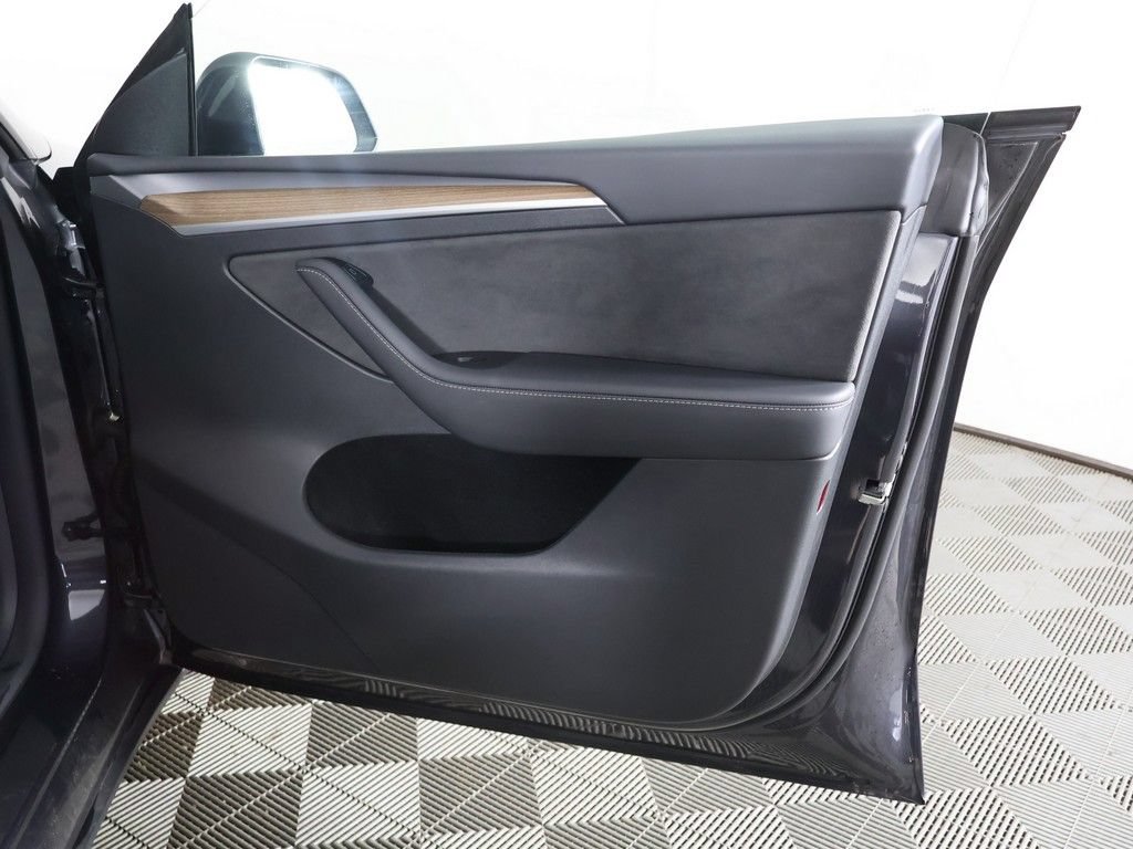 Used 2025 Tesla Model Y Long Range AWD/4WD image 27